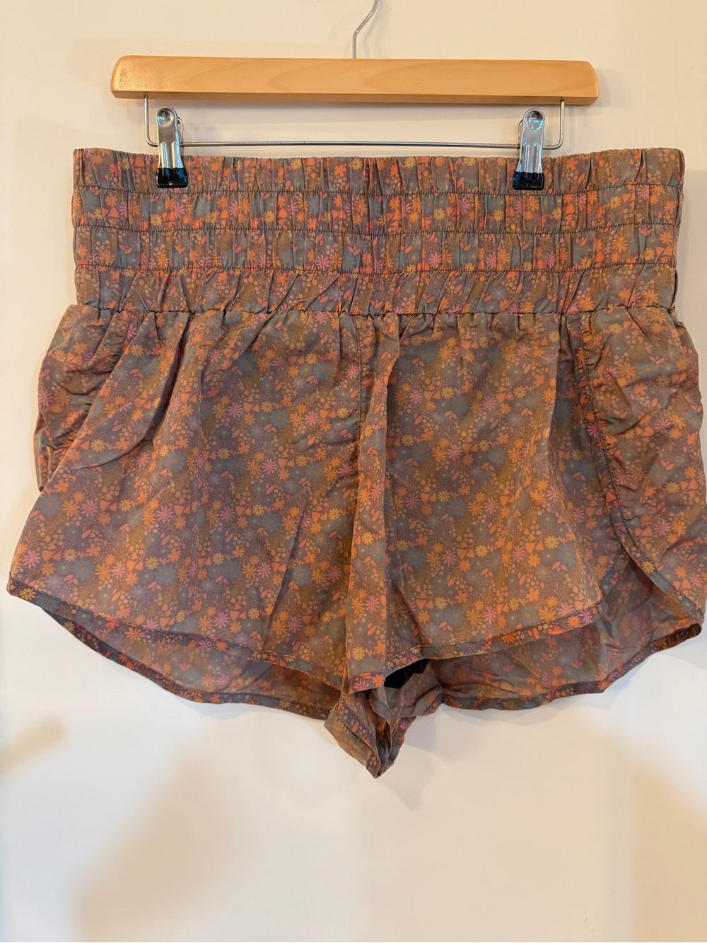 NATURAL LIFE Floral Elastic-Waist Athletic Shorts in Pink and Gray